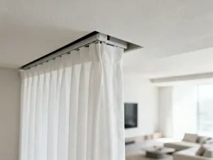 Mężczyzna w rękawicach ochronnych usuwa ciemną pleśń ze ściany przy użyciu gąbki.